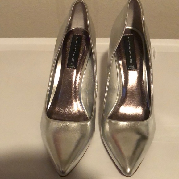 Silver shoes. Worn once. Good condition. - Picture 2 of 2